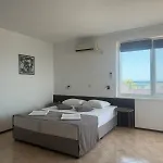 Mia Hotel *
