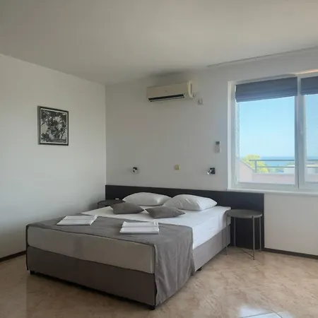Mia Hotel *